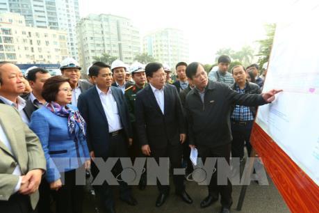 Phó Thủ tướng Trịnh Đình Dũng kiểm tra các dự án hạ tầng quan trọng của Hà Nội