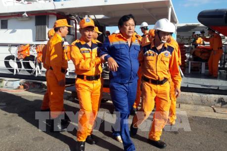 8 thuyền viên tàu cá BTh 96972 TS đã về bờ an toàn