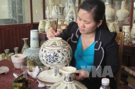 Độc đáo vẽ vàng lên gốm