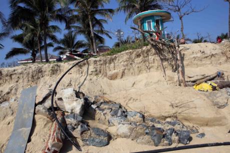 Nhiều khu vực bờ biển Đà Nẵng bị sạt lở nghiêm trọng ảnh hưởng đến kinh doanh du lịch