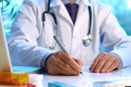 Cách chức, điều chuyển công tác đối với bác sỹ đòi chi đủ “hoa hồng”