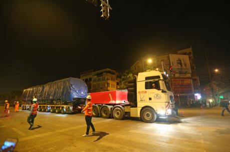 Toa tàu đầu tiên của tuyến đường sắt Cát Linh – Hà Đông đã lên đường ray