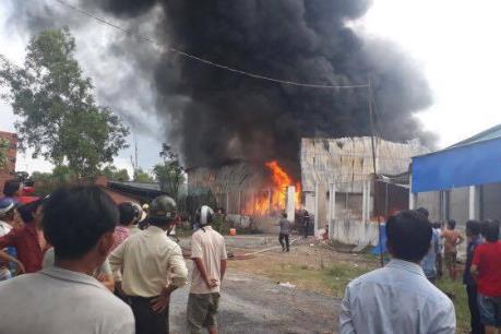 Đang cháy lớn ở một kho phế liệu tại Quận 9, Tp. Hồ Chí Minh