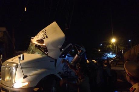 Kon Tum: Giải cứu tài xế và phụ xe mắc kẹt trong xe container bị lật