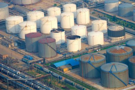 Tồn kho xăng cao kỷ lục ở Mỹ gây sức ép lên giá dầu mỏ năm nay
