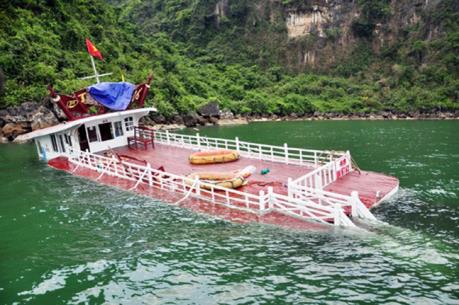 Tràn nước tàu du lịch trên vịnh Hạ Long: 47 du khách an toàn