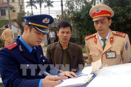Xử phạt nhiều phương tiện dừng, đỗ không đúng quy định trên Quốc lộ 5