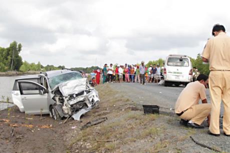 Cà Mau: Hai ô tô đấu đầu, 12 người thương vong