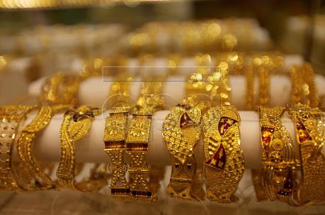 Giá vàng châu Á giao dịch quanh mức cao nhất của ba tháng rưỡi