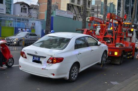 Cẩu xe biển xanh đỗ trái phép ở lề đường Nguyễn Thị Minh Khai, quận 1, TP.HCM