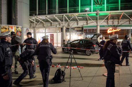 Lái xe đâm thẳng vào đám đông ở Đức làm 3 người bị thương