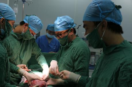 Cứu sống trẻ sơ sinh 10 ngày tuổi bị viêm phúc mạc bào thai