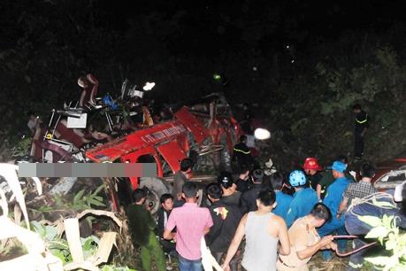 Một xe khách 29 chỗ vừa lao xuống vực sâu tại Sapa