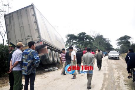 Hà Tĩnh: Xe container tiếp tục đâm xe máy gây chết người