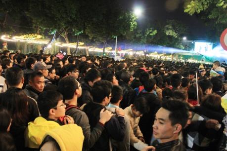 Hàng vạn người đổ về hồ Hoàn Kiếm thưởng thức đỉnh cao âm nhạc thế giới