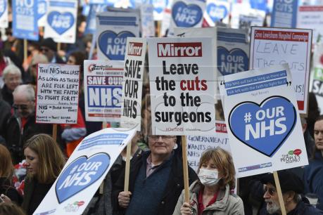 Biểu tình ở Anh đòi tăng ngân sách cho ngành y tế quốc gia
