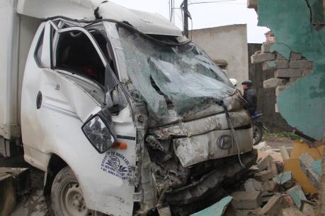 Xe tải đầu kéo đâm vào nhà dân làm một người chết