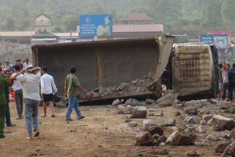 Sơn La: Xe tải tông xe máy, 3 người tử vong