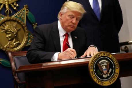 Tổng thống Mỹ Donald Trump ký sắc lệnh nhập cư mới