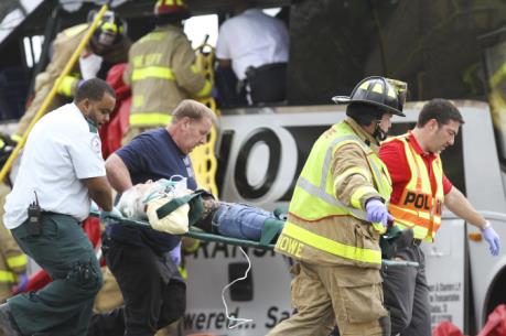 Mỹ: Tàu hỏa lao vào xe buýt làm 40 người thương vong