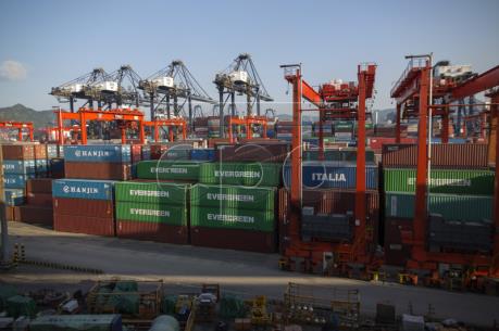 Trung Quốc thâm hụt thương mại lần đầu trong ba năm