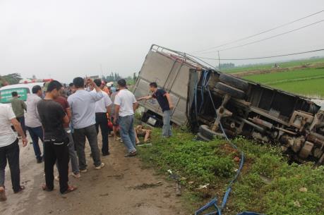 Bình Phước: Lật xe tải chở sắn, 2 người thiệt mạng