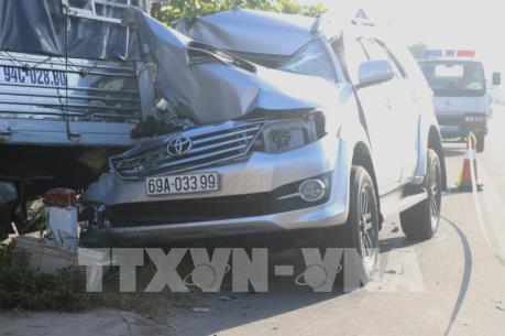 Xe khách đâm vào xe tải, 6 người bị thương nặng