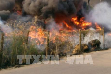 Cháy lớn ở vựa phế liệu, nhiều người dân hoảng loạn