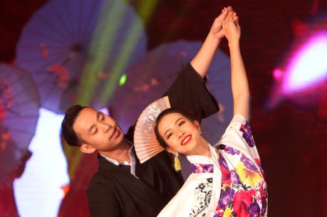 Tưng bừng đêm khai mạc triển lãm hoa anh đào tại Hà Nội