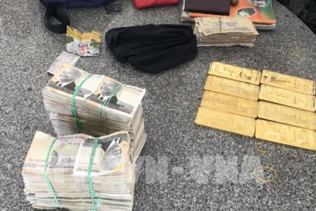 Bắt vụ vận chuyển 8 kg vàng và 100 triệu tiền Riel trái phép qua biên giới