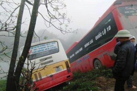 Ninh Bình: Hai xe ô tô lao xuống bờ sông, 1 người tử vong