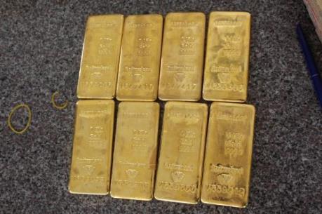 Truy tố 2 vợ chồng cựu tiếp viên hàng không buôn lậu 80 lượng vàng