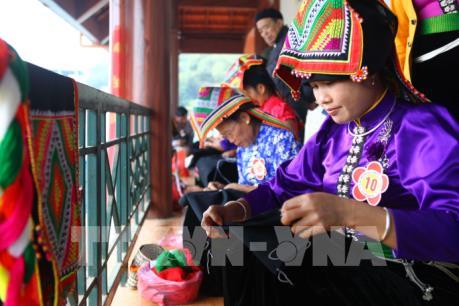 Đặc sắc hội thi thêu khăn Piêu tại Sơn La
