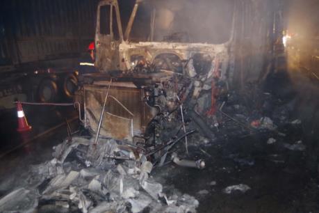 Thanh Hóa: Xe container đâm vào dải phân cách bốc cháy