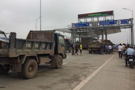 Hàng chục xe ô tô chặn trước trạm thu phí Quốc lộ 32, Phú Thọ