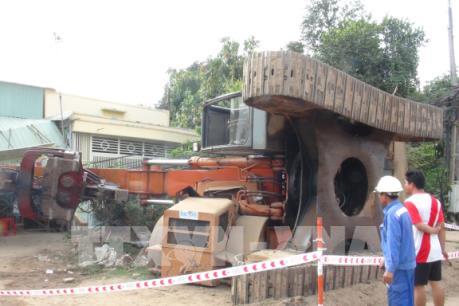Xe cẩu hơn 50 tấn bất ngờ lật nhào vào nhà dân tại Đồng Tháp