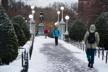 Bão tuyết ở Mỹ khiến các trường học đóng cửa, hàng nghìn chuyến bay bị hủy