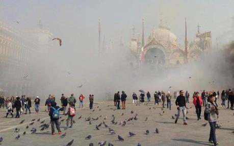 Bom khói gây hoảng loạn ở Venice, Italy
