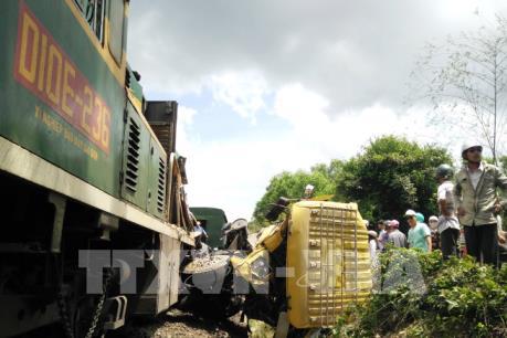 Bình Định: Đường sắt đã thông tuyến sau vụ tàu hỏa đâm xe tải
