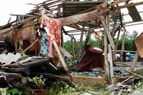 Lốc xoáy bất ngờ làm hàng chục nhà dân và trường học bị tốc mái