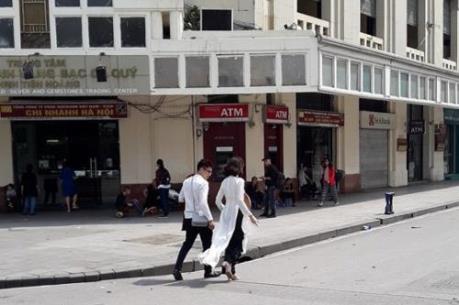 Phố đi bộ Hà Nội ngày nắng đẹp