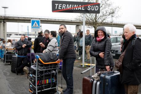 Pháp: Sân bay Orly hoạt động trở lại