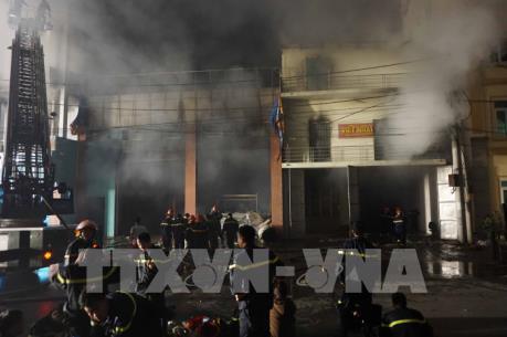 Vụ cháy lớn tại xưởng giấy ở Từ Sơn, Bắc Ninh: Lửa vẫn âm ỉ dễ bùng trở lại