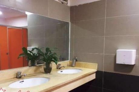  Ngỡ ngàng nhà vệ sinh "sang - xịn" giá chỉ 3.000 đồng/lượt ở Hà Nội