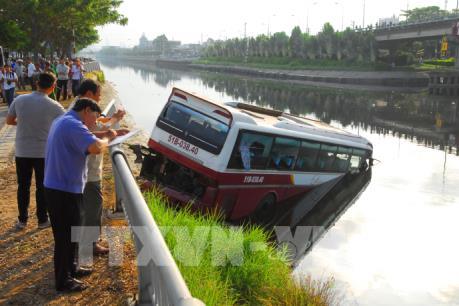 Xe khách lao xuống kênh hai người thoát chết