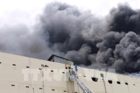 Vụ cháy lớn tại Cần Thơ: Ngọn lửa vẫn bùng cháy dữ dội