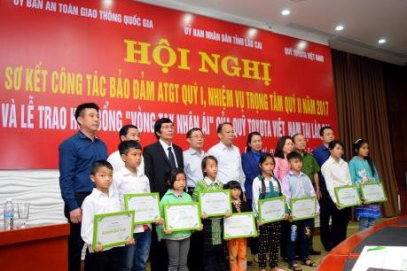 Toyota Việt Nam trao tặng học bổng “Vòng tay nhân ái” tại Lào Cai
