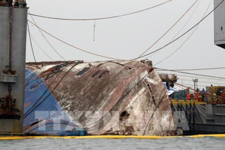 Hàn Quốc bắt đầu lai dắt phà Sewol đến cảng trên đất liền