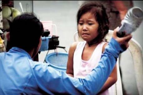 Vụ bé 4 tuổi bị dọa thả vào máy vặt lông gà: Đình chỉ công tác Hiệu trưởng