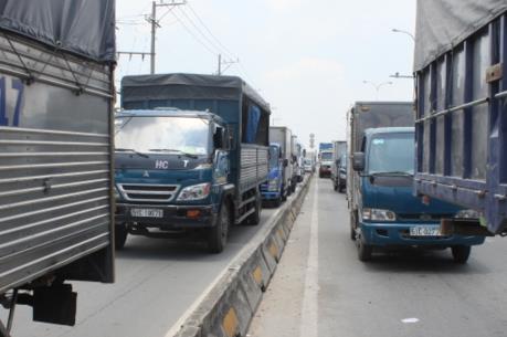 Va chạm giữa xe khách và xe tải gây ách tắc giao thông trên Quốc lộ 2 